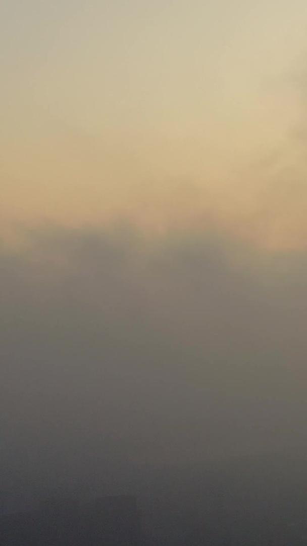 早晨太阳在平流云雾之上升起视频的预览图