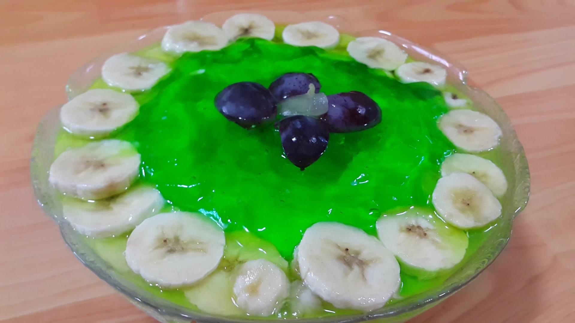 甜绿色果冻表面上层有香蕉片视频的预览图