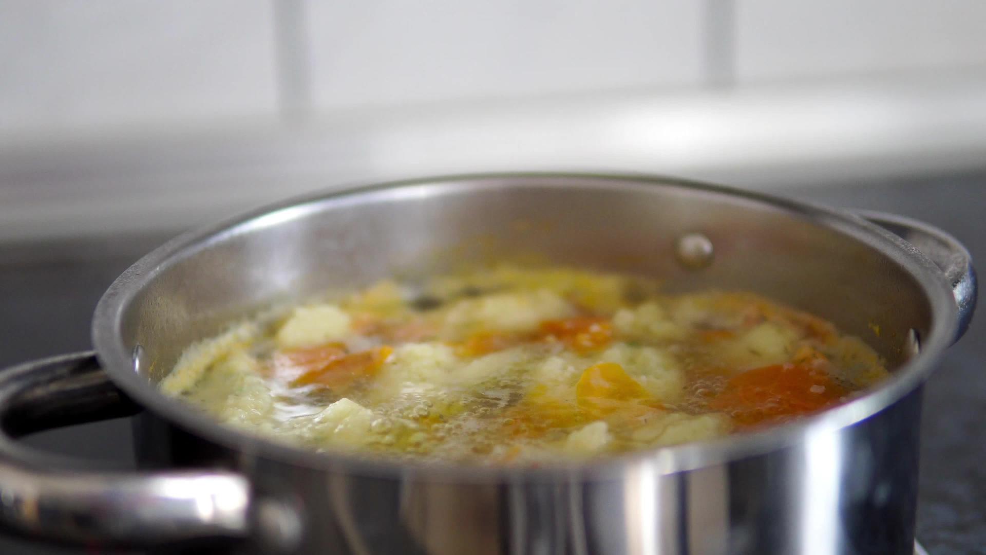 烹饪酱汁锅鸡汤面条和面条Dof视频的预览图