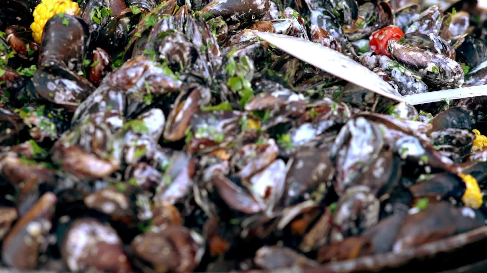 在自助餐上用香喷喷的酱汁炒贝贝壳视频的预览图