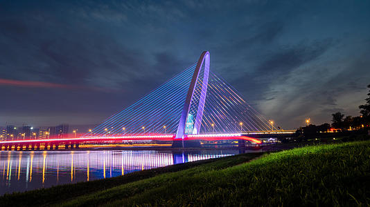 西安市浐灞新区彩虹桥日转夜8k延时视频的预览图