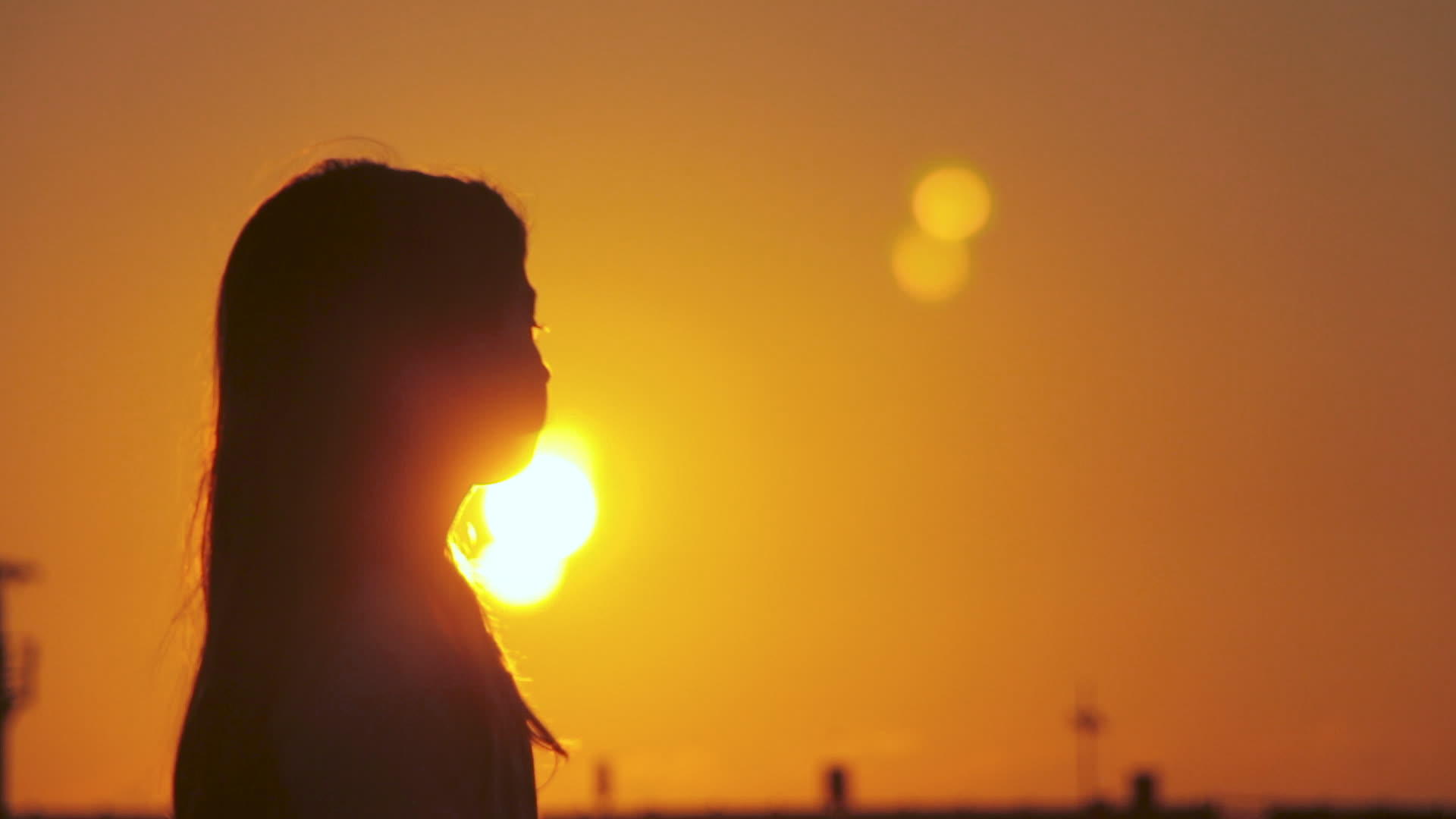 一个女孩享受着美丽的日落视频的预览图