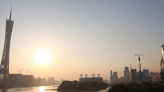 夕阳下广州塔江边城市景4K实拍视频的预览图