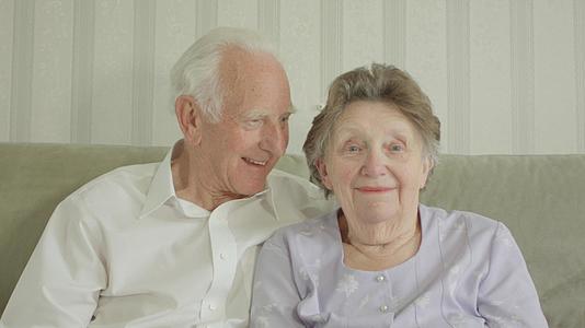 一对快乐的老夫妇看着相机的肖像视频的预览图