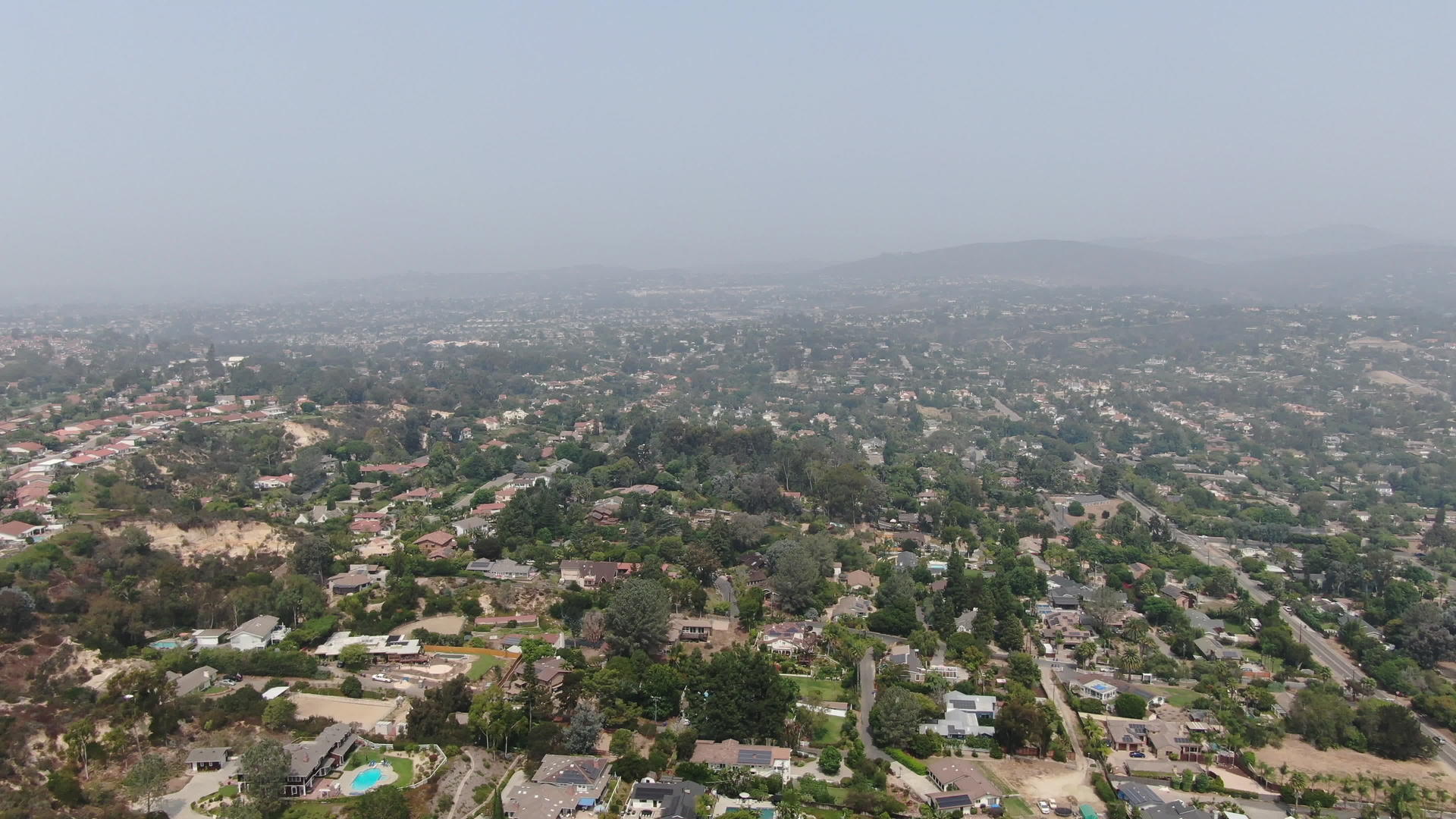 加州野火引起的强烈烟雾和烟雾视频的预览图