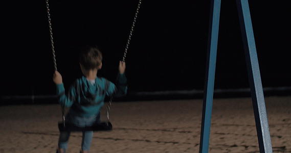 孩子们晚上在海滩上摇摆视频的预览图