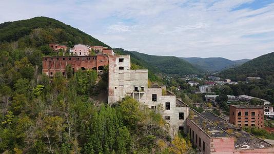 照相机被放置在俄罗斯一家采矿厂摧毁的废弃建筑上视频的预览图