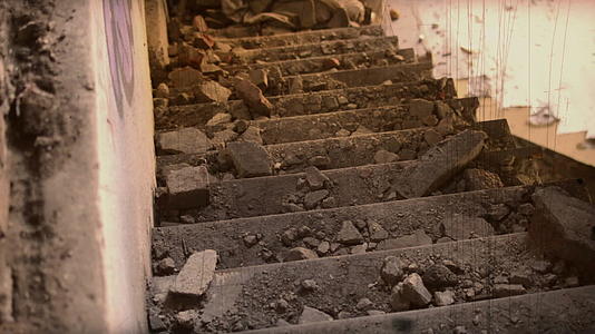 破坏和废弃的破坏楼梯视频的预览图