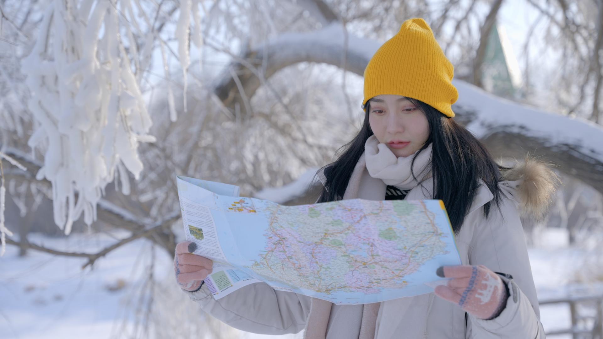 4k东北旅游女孩游客查看地图指南视频的预览图