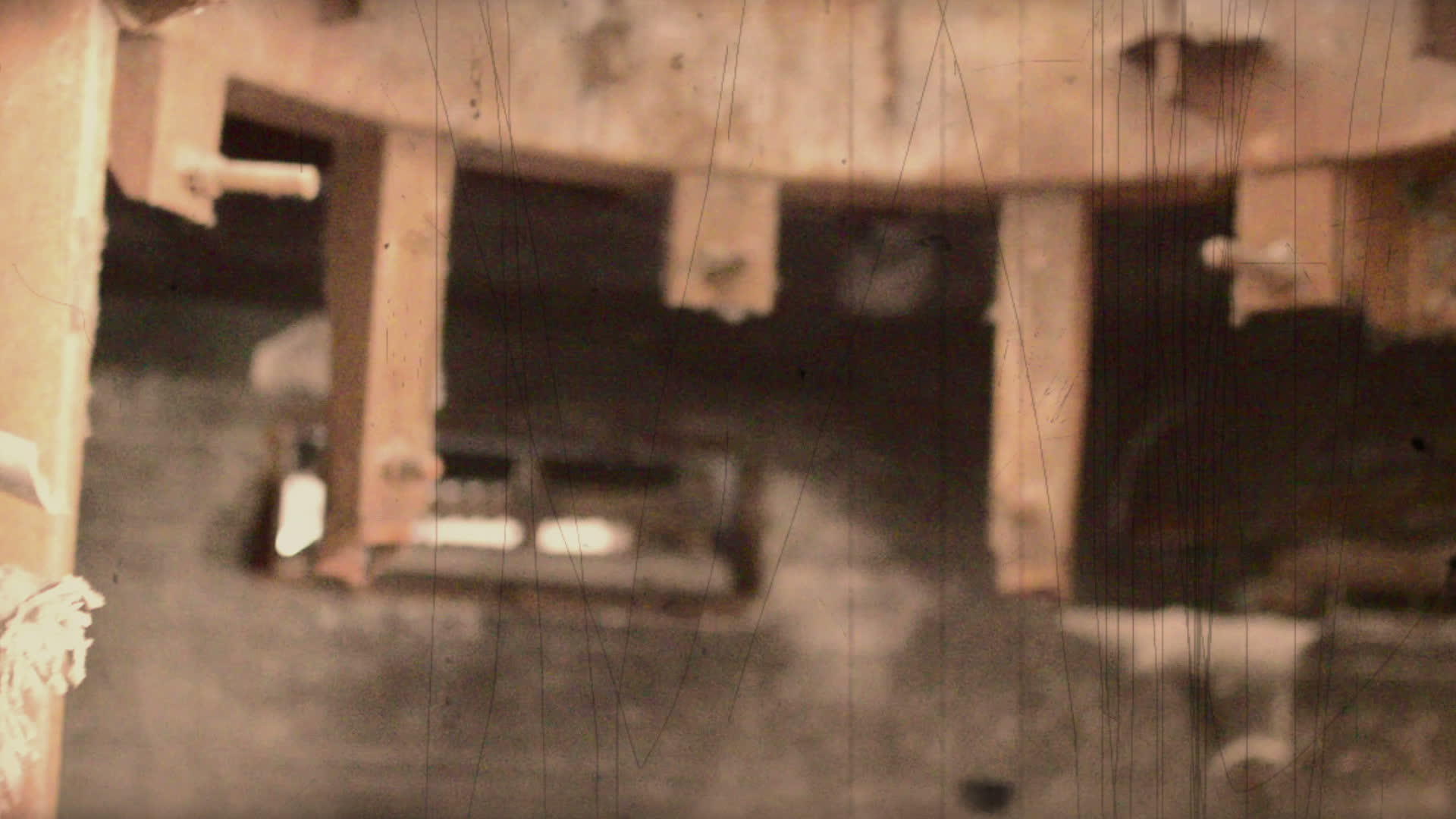 被破坏的旧油罐持有者视频的预览图