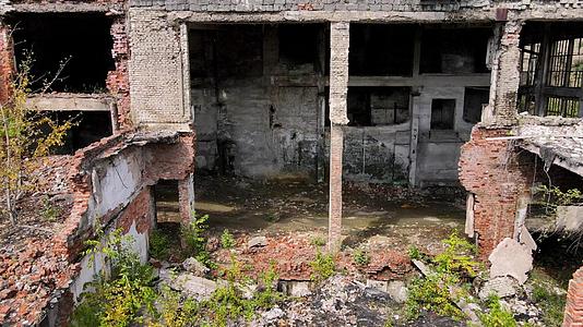 照相机被放置在俄罗斯一家采矿厂摧毁的废弃建筑上视频的预览图