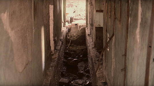 破坏和废弃的旧建筑被摧毁视频的预览图