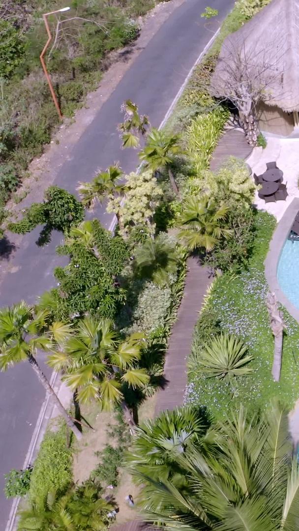 巴厘岛酒店游泳池航拍视频的预览图
