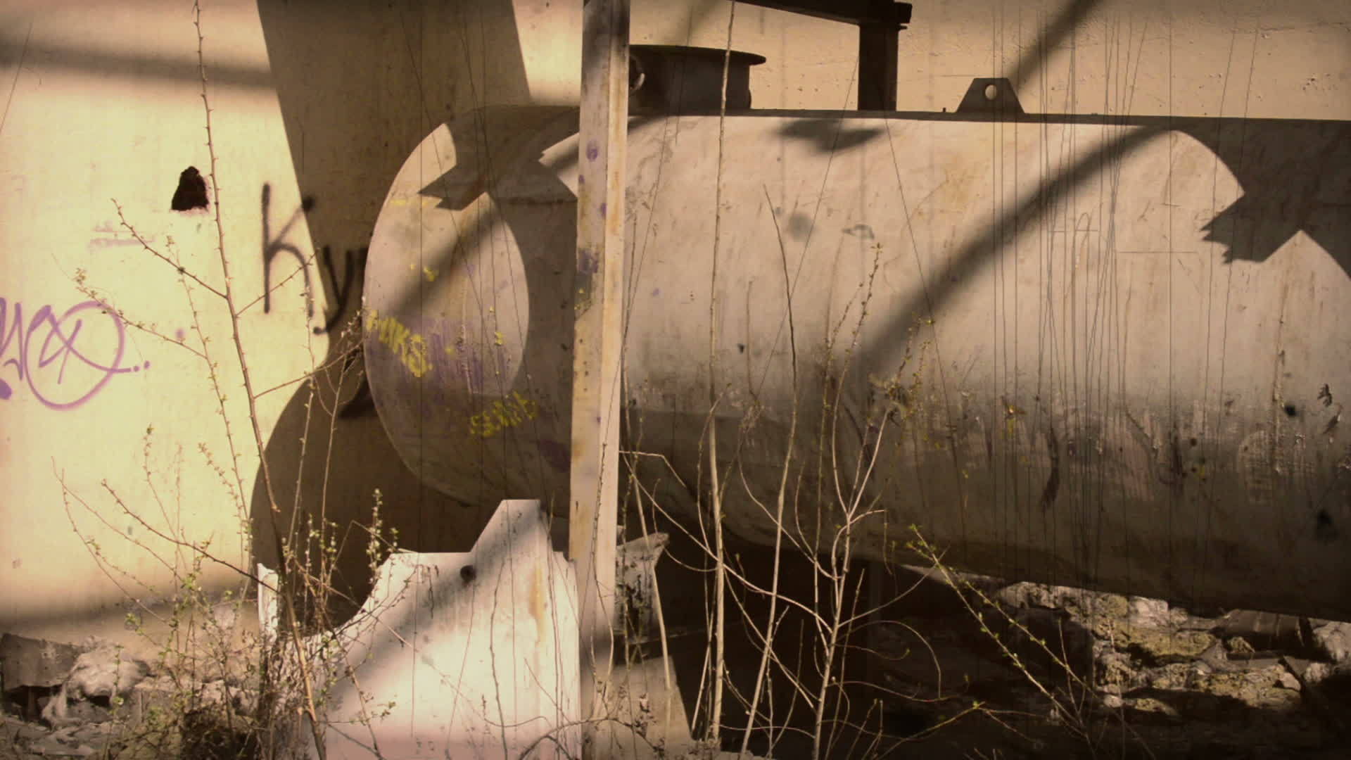 破坏和废弃的旧油罐视频的预览图