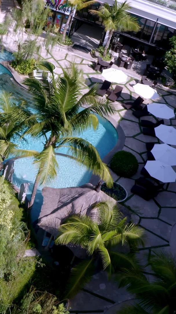 巴厘岛酒店游泳池航拍视频的预览图