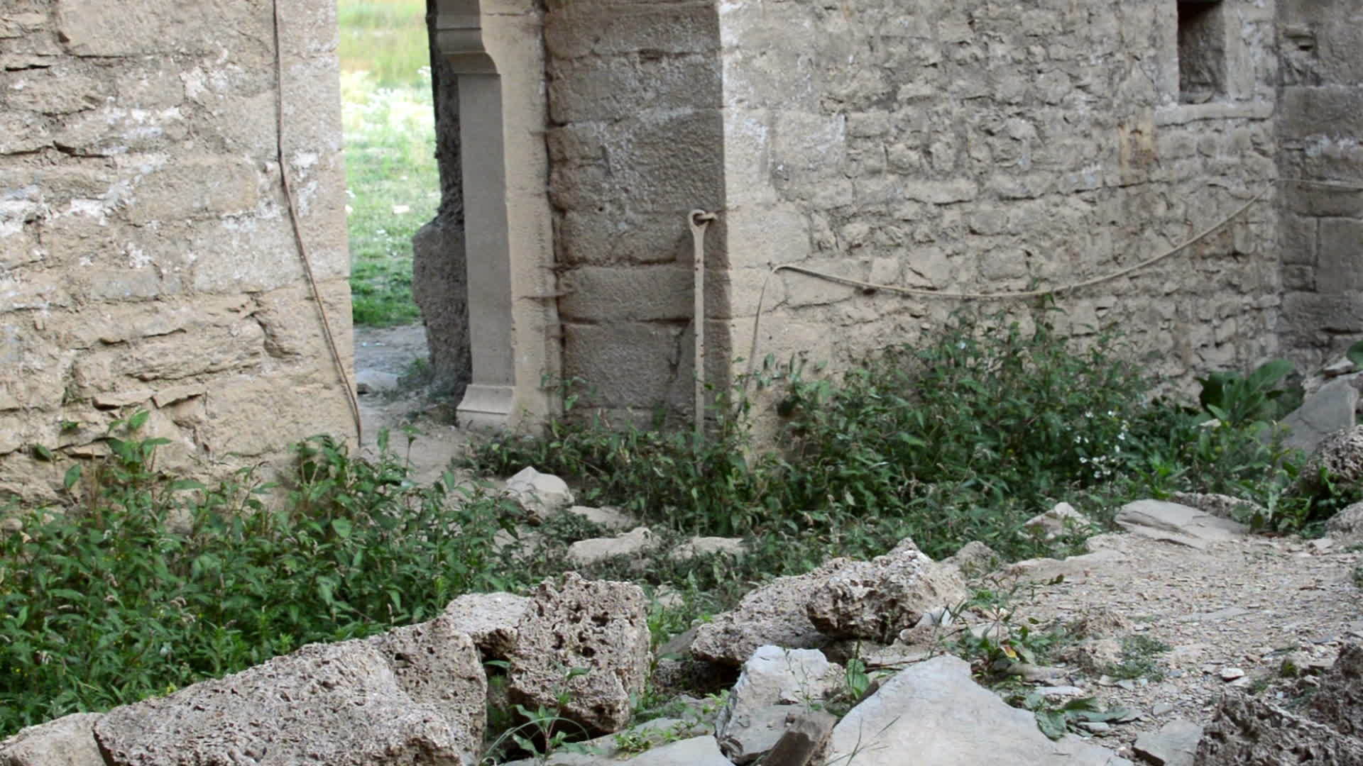 旧的和破坏的教堂视频的预览图