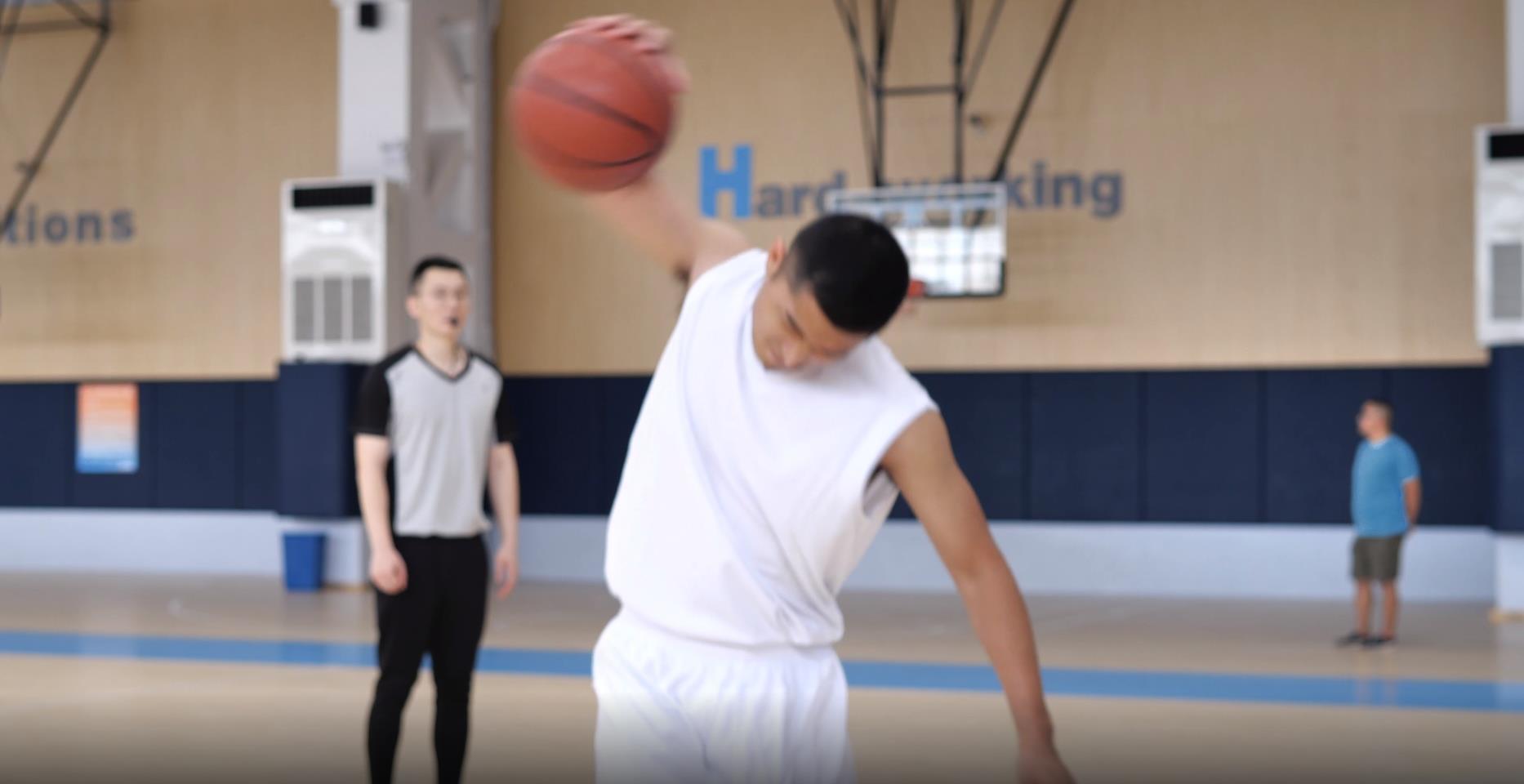 篮球运动员砸球被判罚视频的预览图