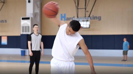 篮球运动员砸球被判罚视频的预览图