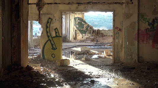 雨后废弃的建筑视频的预览图