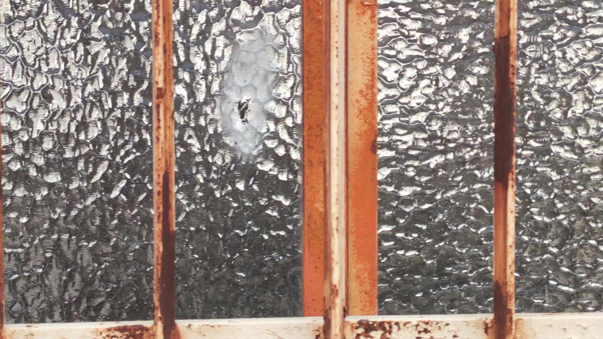 废弃建筑的窗窗视频的预览图