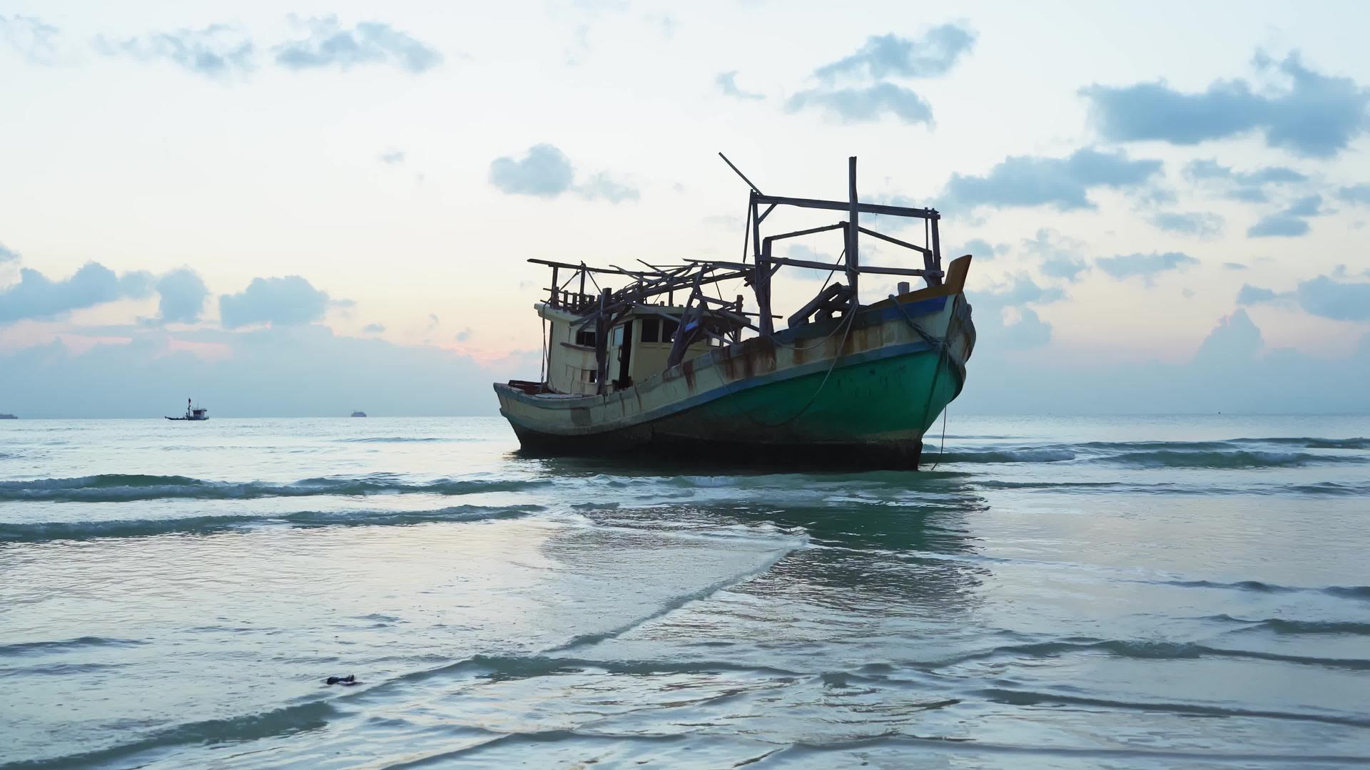 日落时弃船沉入海洋视频的预览图