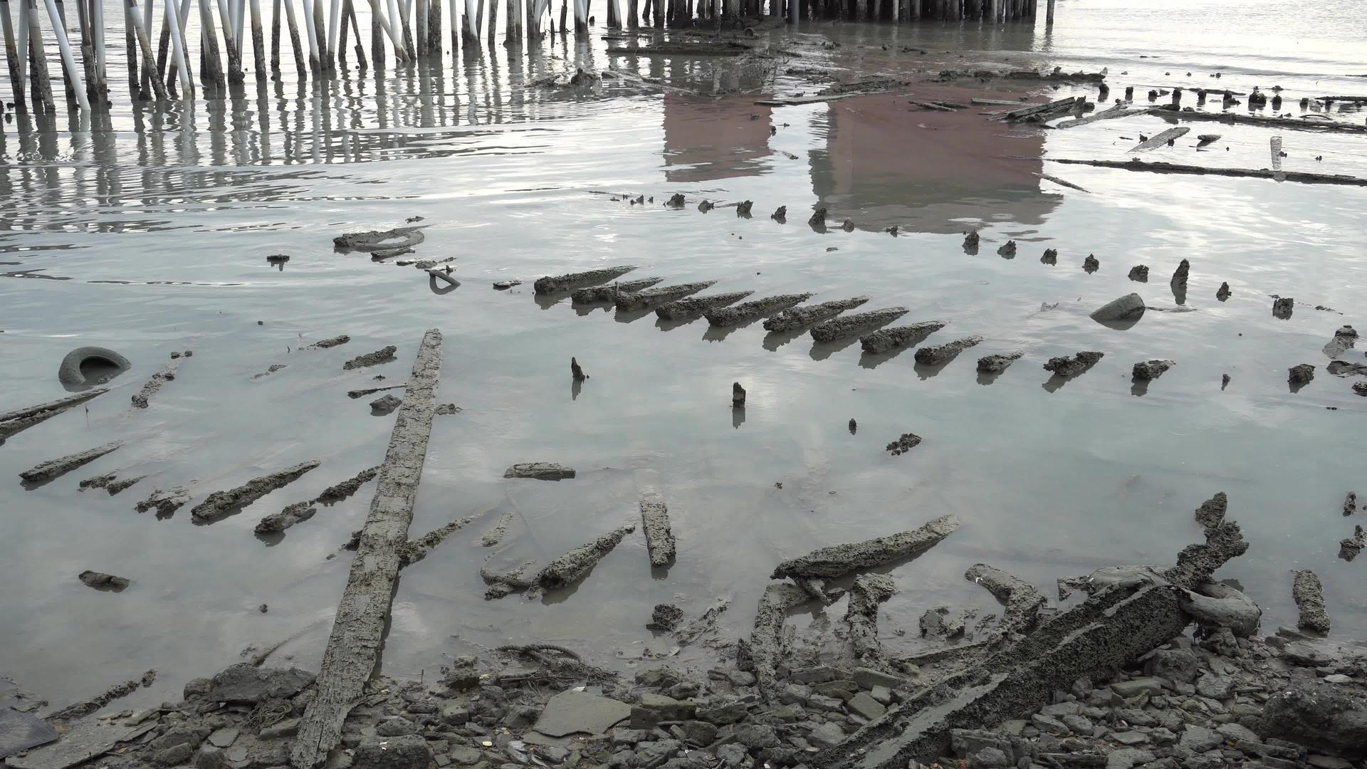 沉入古老的废木船Jerry部族视频的预览图