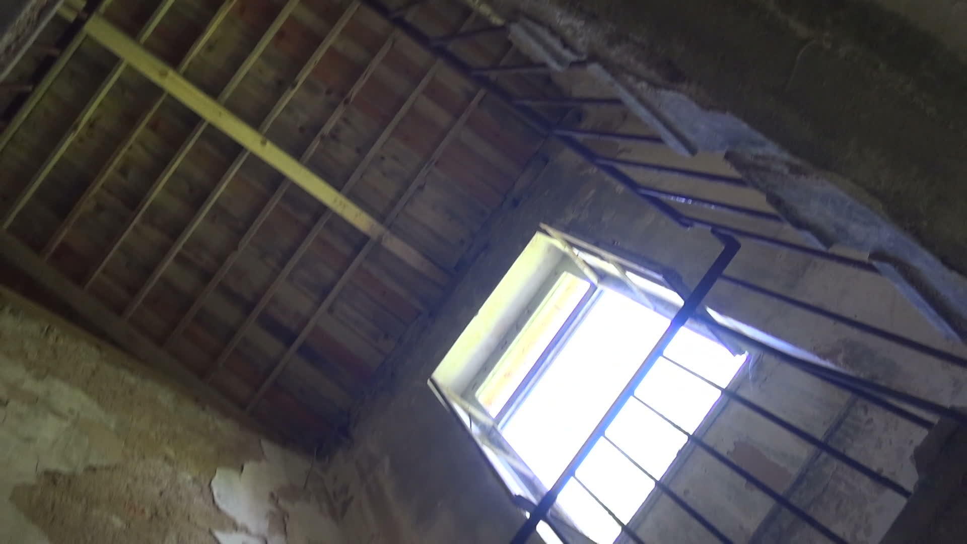 在一栋破旧的房子的旧楼梯里视频的预览图