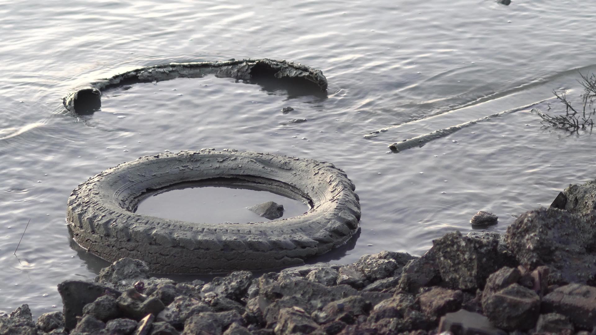 废弃的旧轮胎在泥土中视频的预览图