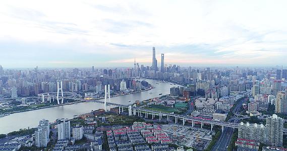 上海黄昏城市风光日景航拍4k视频的预览图