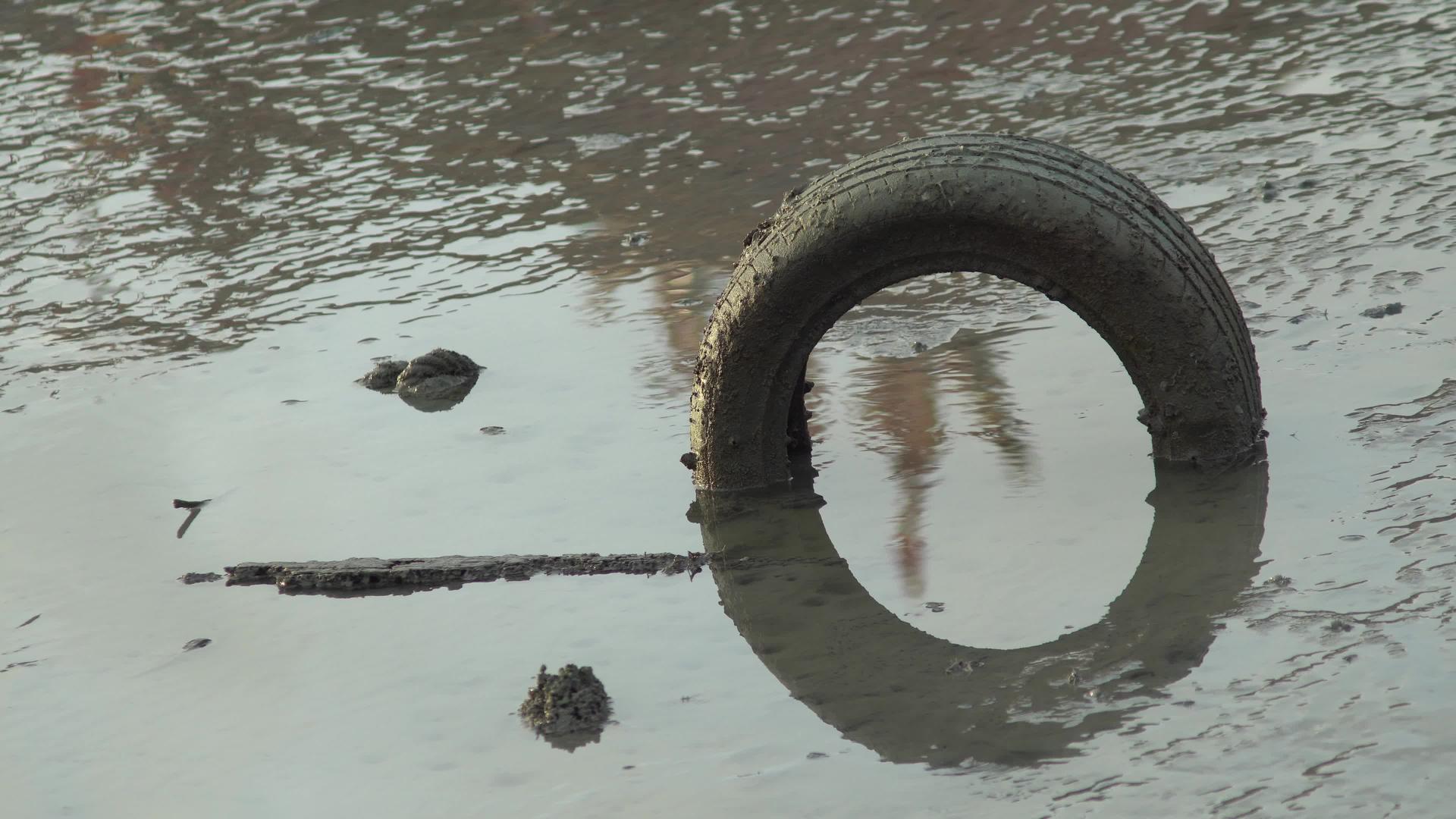 土壤中的旧车轮胎视频的预览图