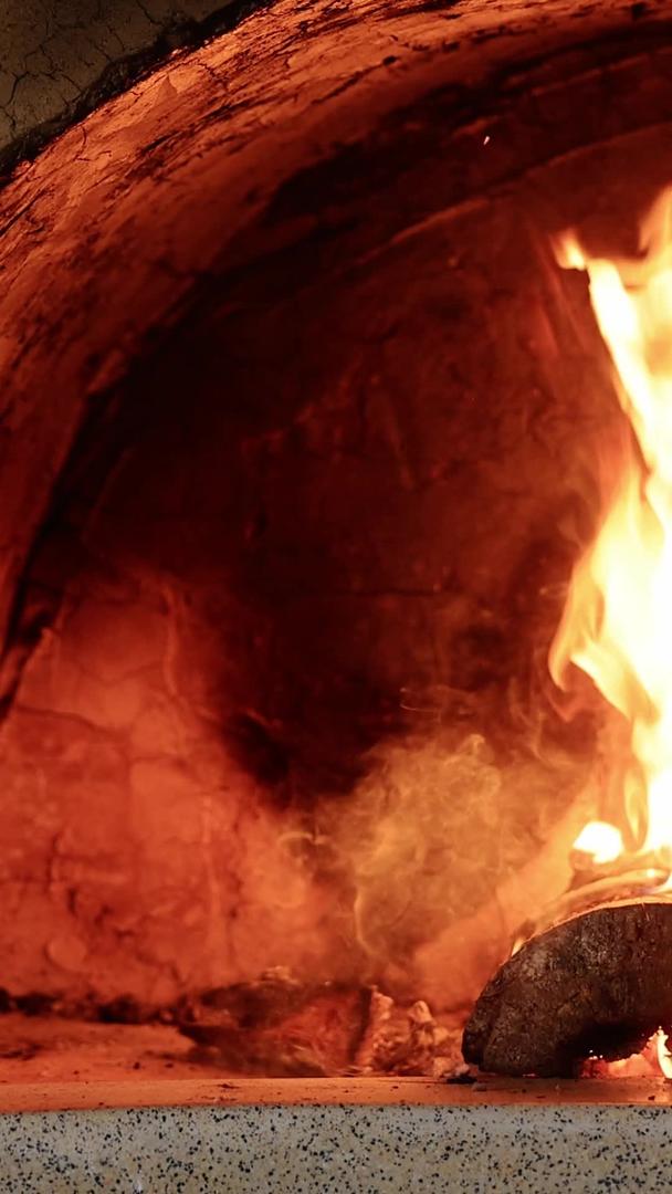 燃烧在壁炉里的柴火视频的预览图