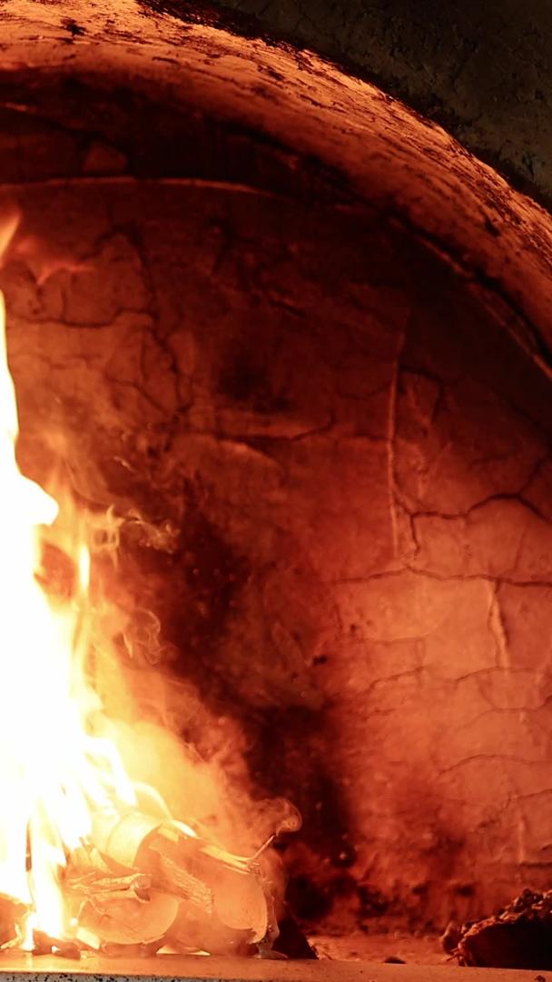 燃烧在壁炉里的柴火视频的预览图