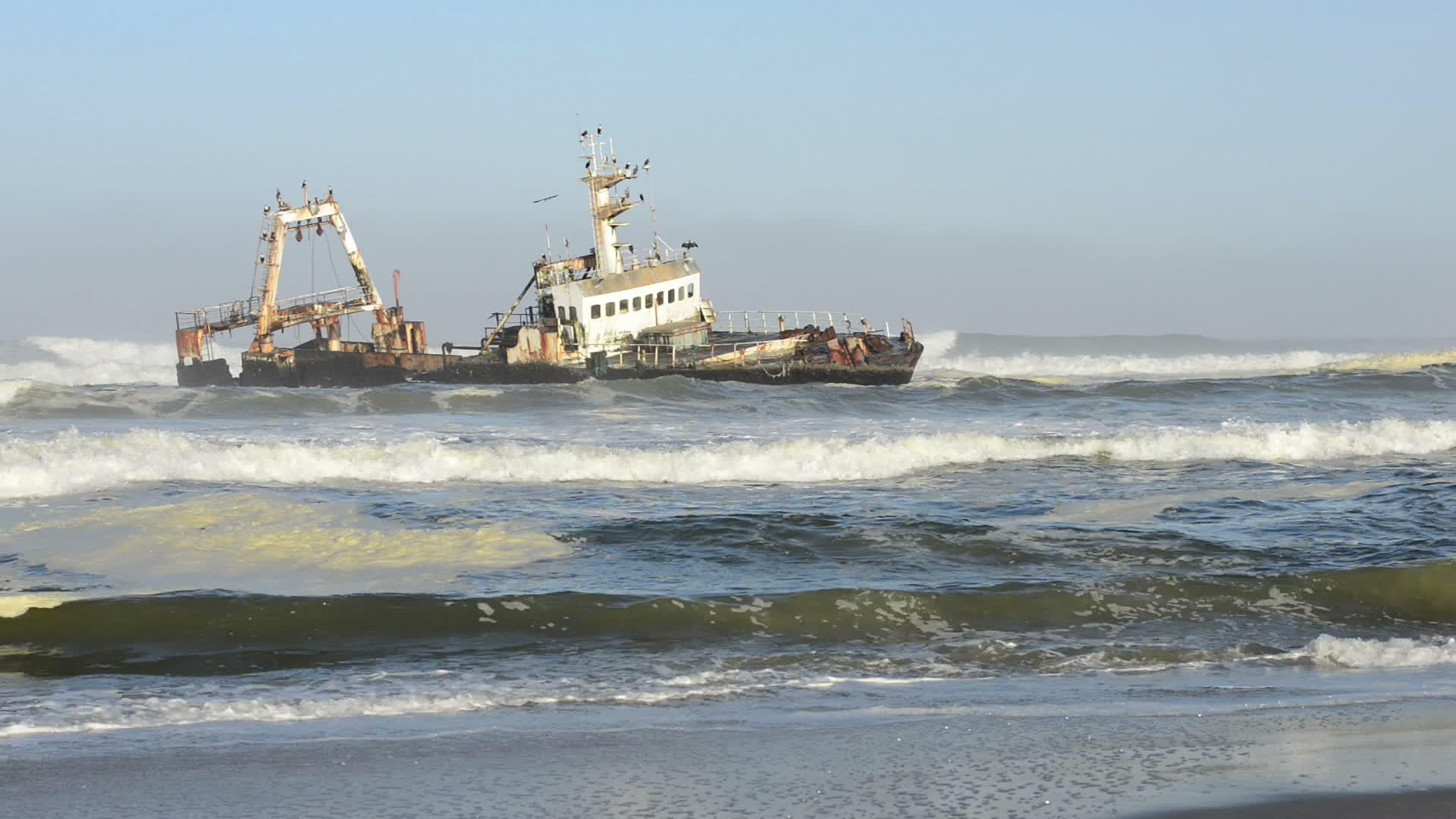 沉船停泊在纳米比亚海岸线上视频的预览图