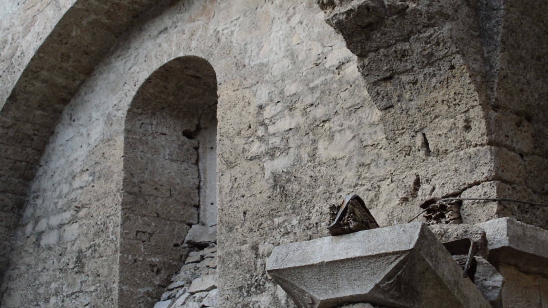 古老的旧教堂里令人毛骨悚然的废墟视频的预览图