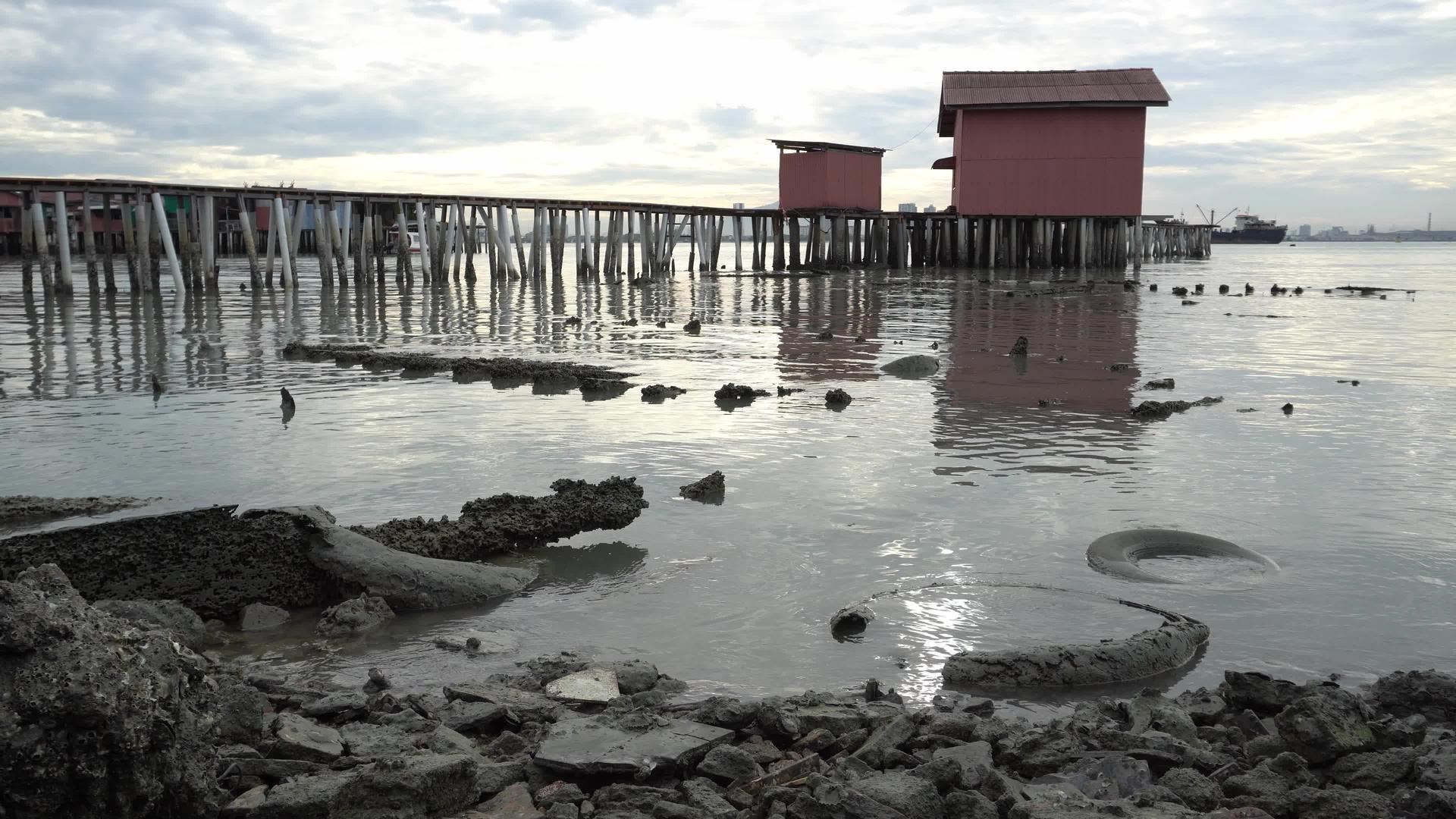 沿海旧车的轮胎背景是部落码头的木桥视频的预览图
