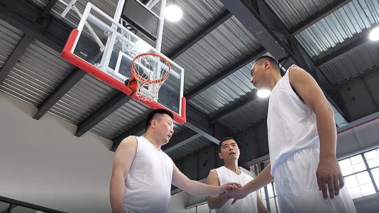 篮球运动员加油打气视频的预览图
