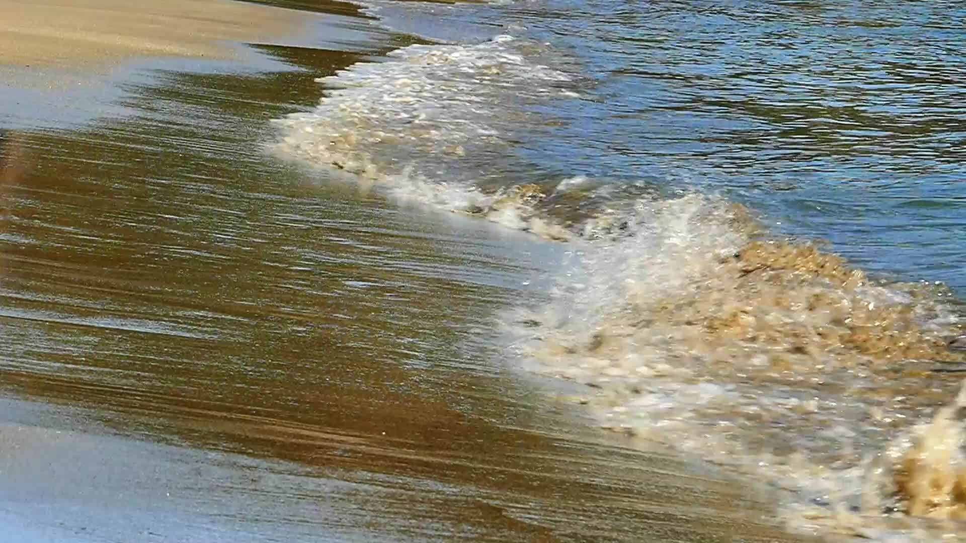 海浪缓慢地移动视频的预览图