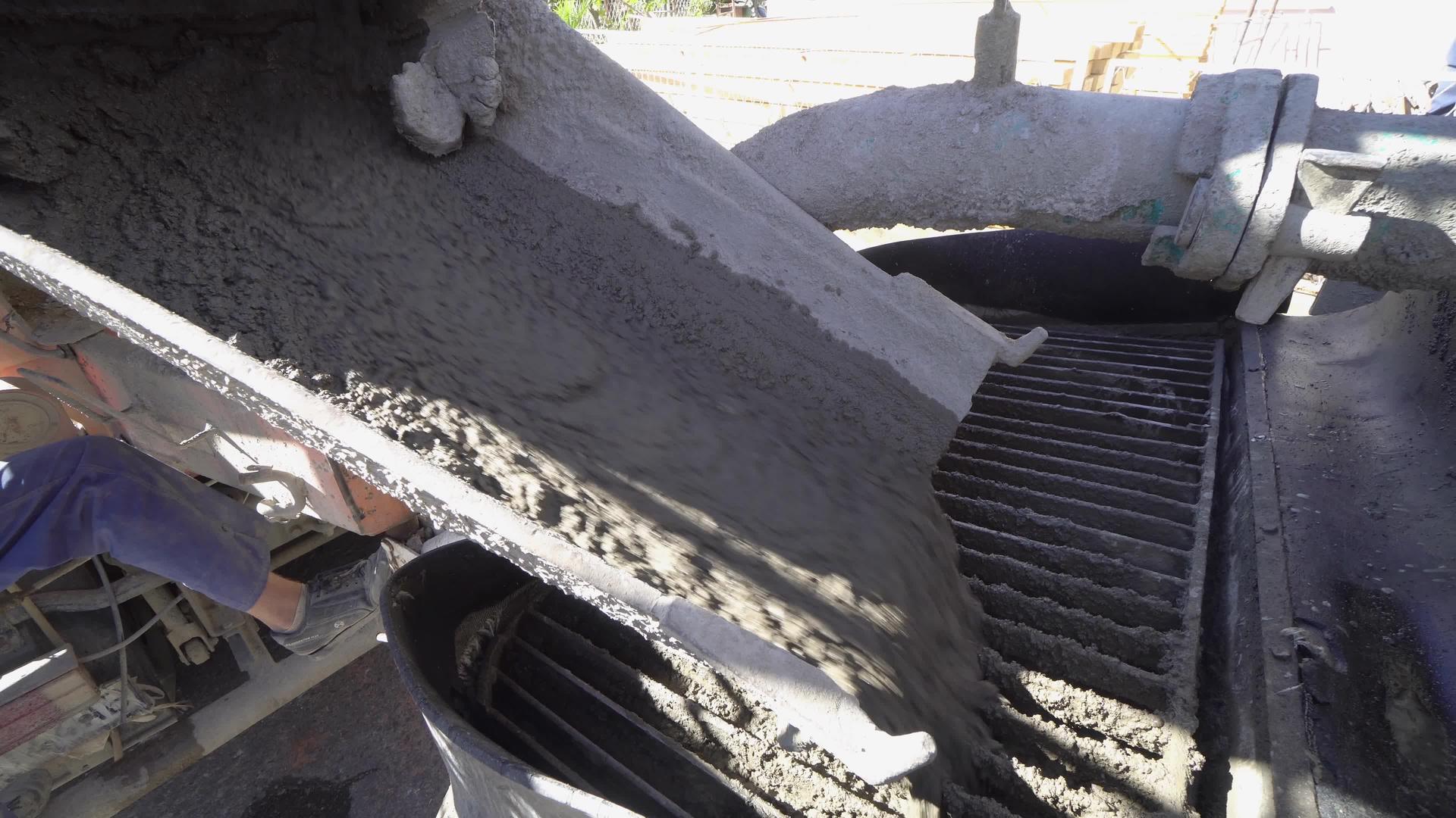 混凝土卡车拖车将湿水泥混合到起重机泵中视频的预览图