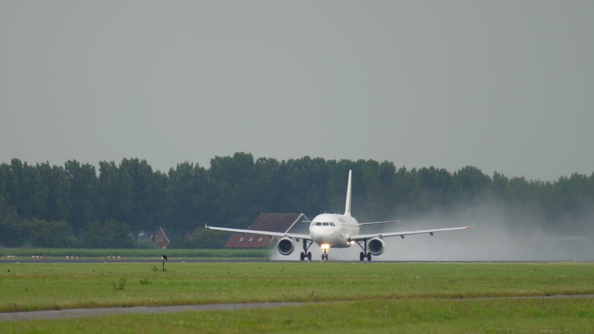 飞机在湿跑道上视频的预览图