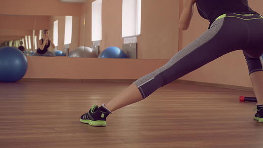 女性锻炼强壮的双腿锻炼视频的预览图