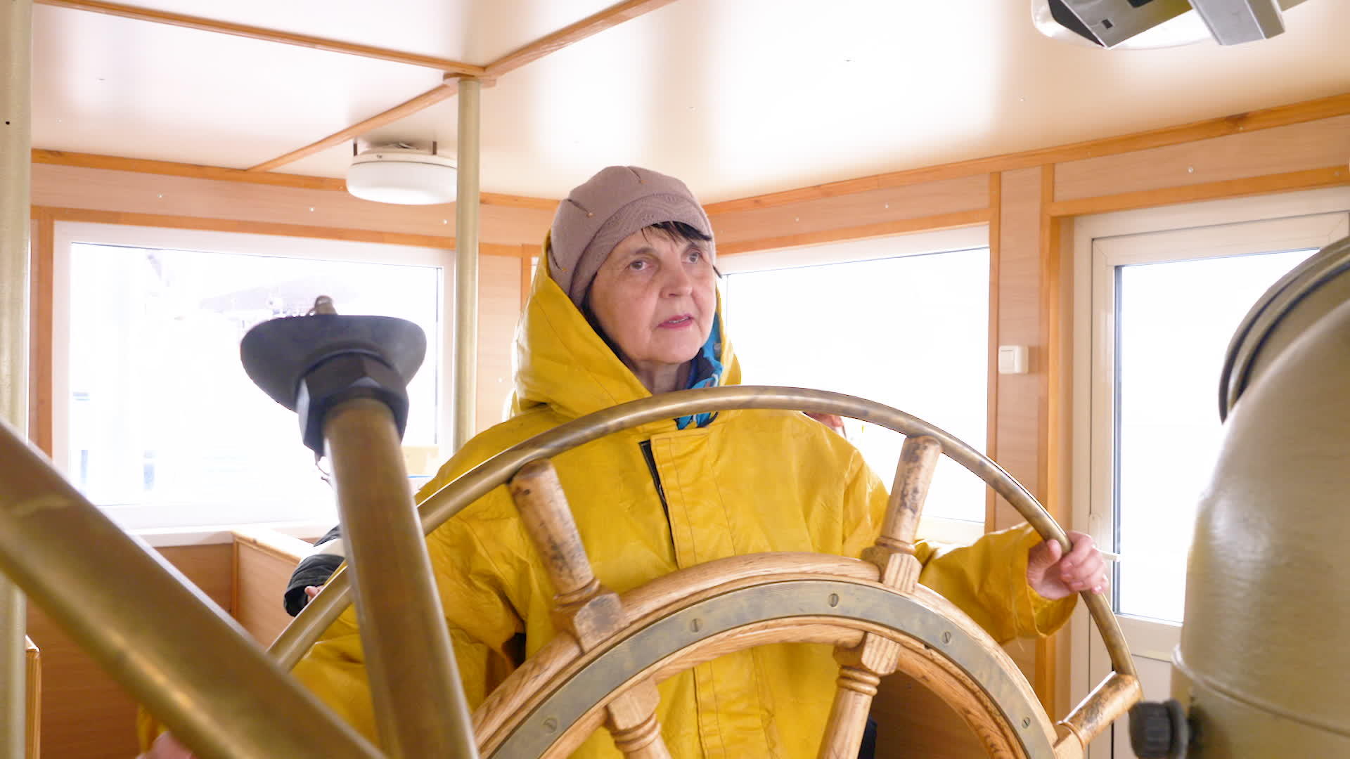 老年妇女转换驾驶轮导航控制视频的预览图