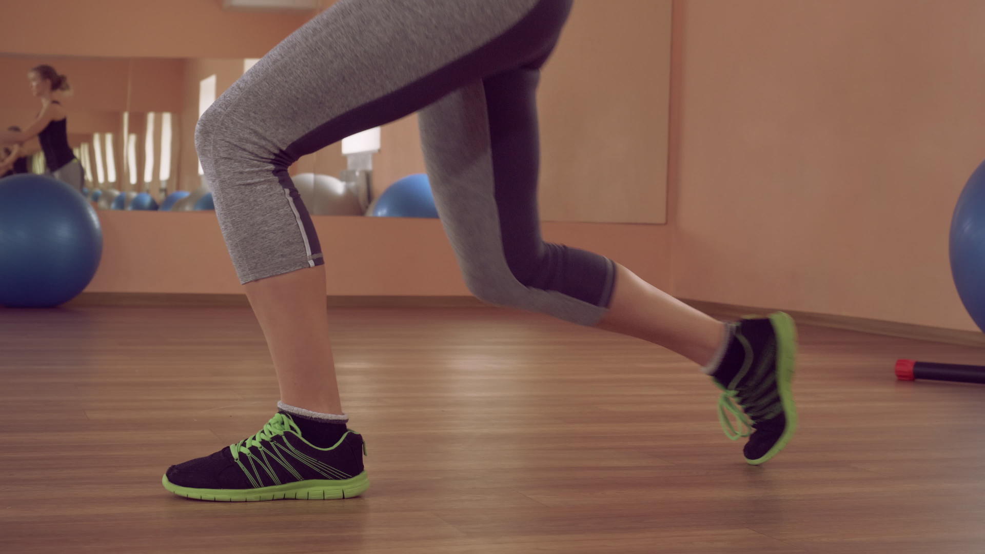 女运动员为四肢和腿进行密集的体操锻炼视频的预览图
