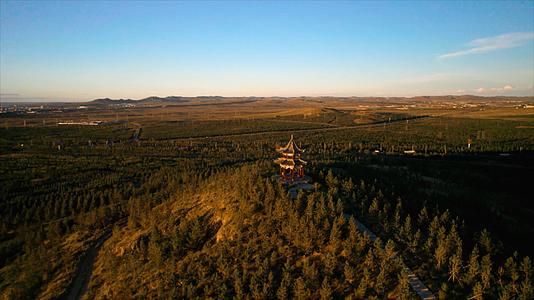 5k环绕航拍深秋夕阳下的森林公园和凉亭mp45472*3078PX视频素材