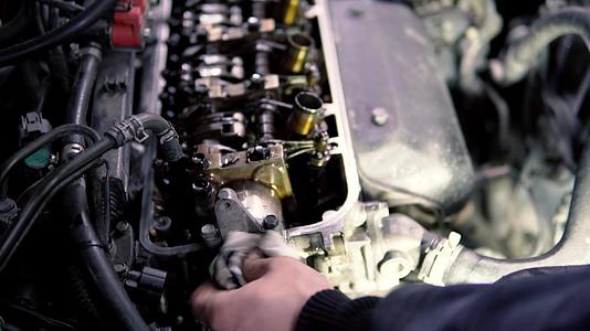 关闭侧引擎汽车发动机维护的汽车阀门系统和汽车服务视频的预览图