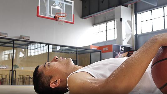 篮球运动员休息喘气视频的预览图