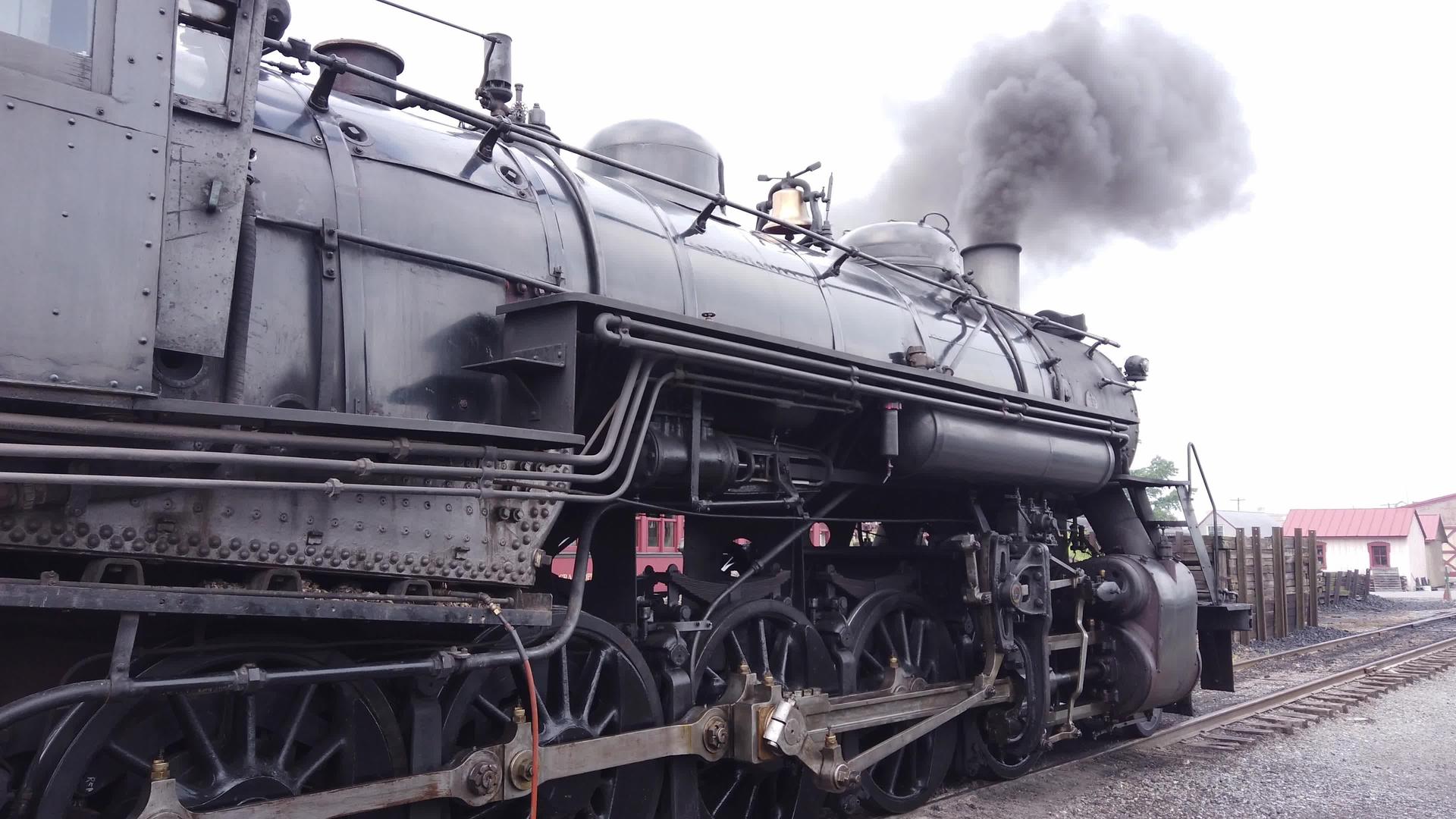 蒸汽机车一天蒸汽机车的关闭警告在一条侧斜线上视频的预览图