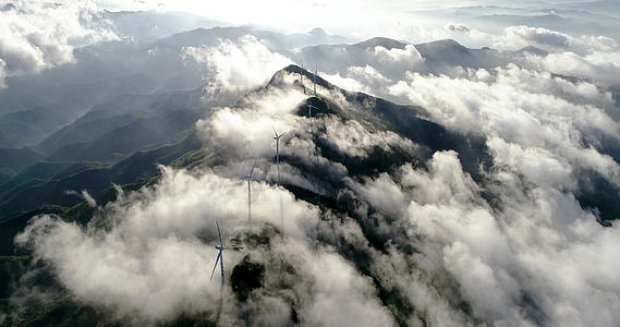 河源缺牙山云海中的风力发电机航拍4K视频的预览图
