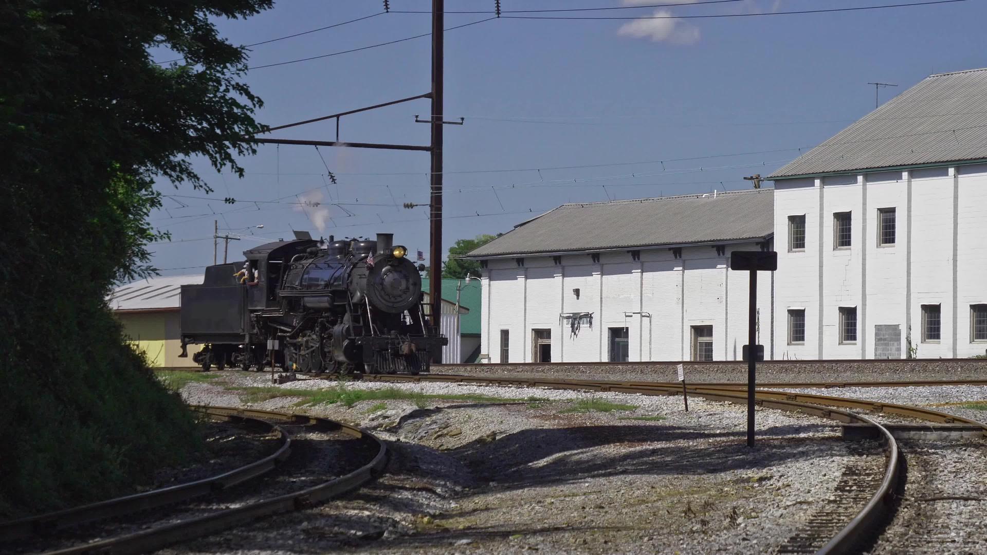 古老的蒸汽机车在弯道上悬挂着奔驰和火车视频的预览图