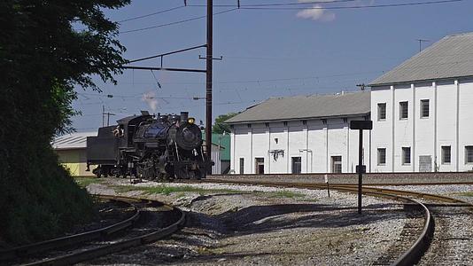 古老的蒸汽机车在弯道上悬挂着奔驰和火车视频的预览图