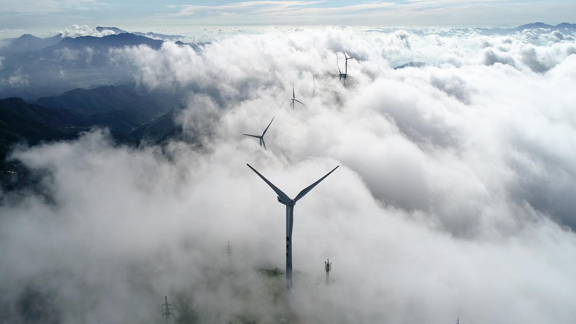 河源缺牙山云海中的风力发电机4K视频的预览图